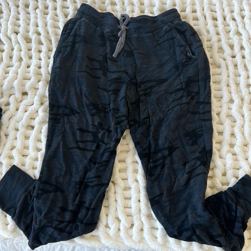 sundry camo jogger